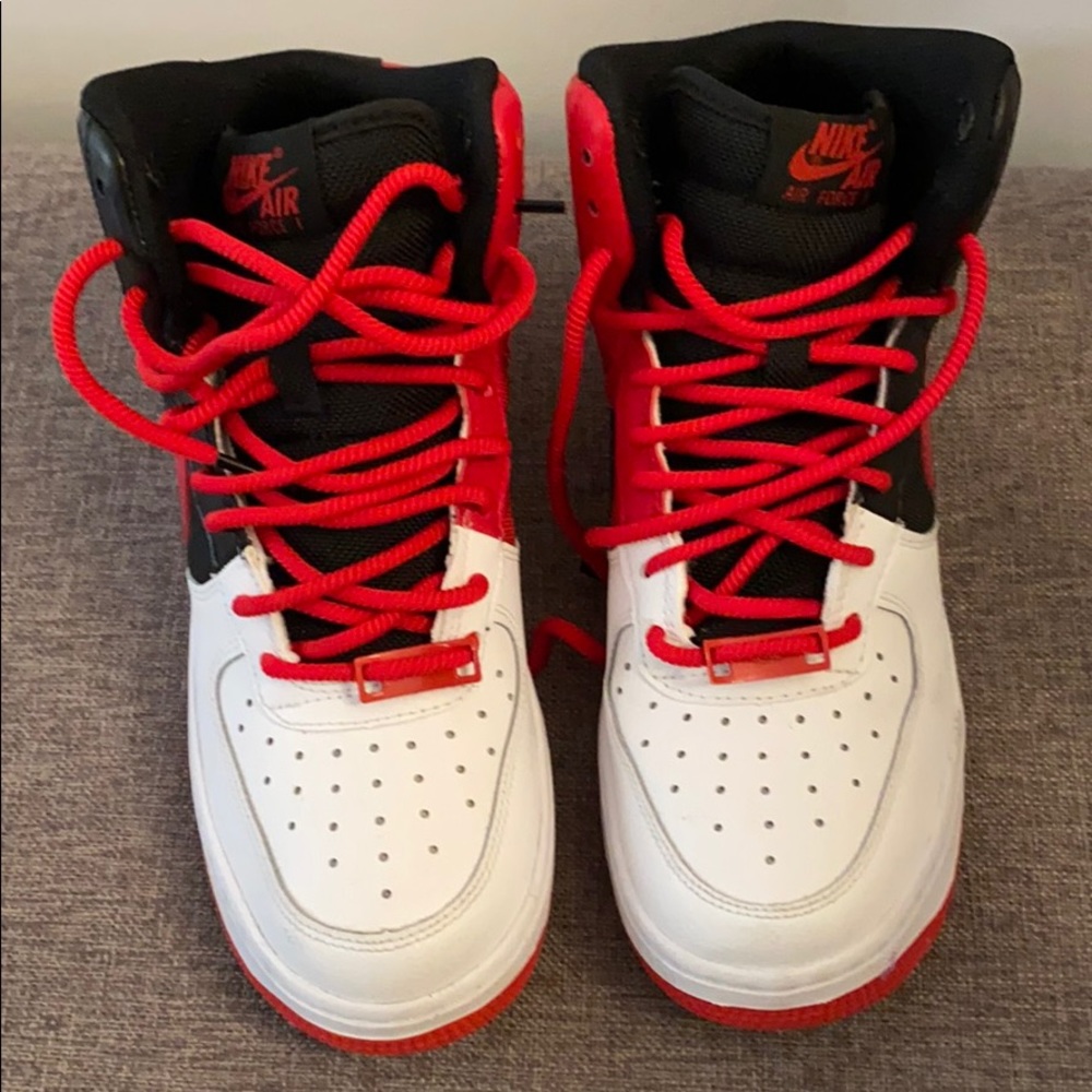 Nike hightop sneaker boys size 5.5y